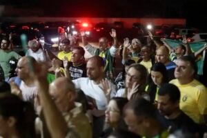 Agredido durante vigília de Flávio Bolsonaro, homem critica ex-presidente