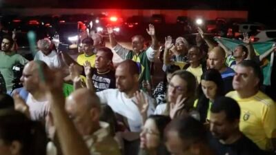 Agredido durante vigília de Flávio Bolsonaro, homem critica ex-presidente