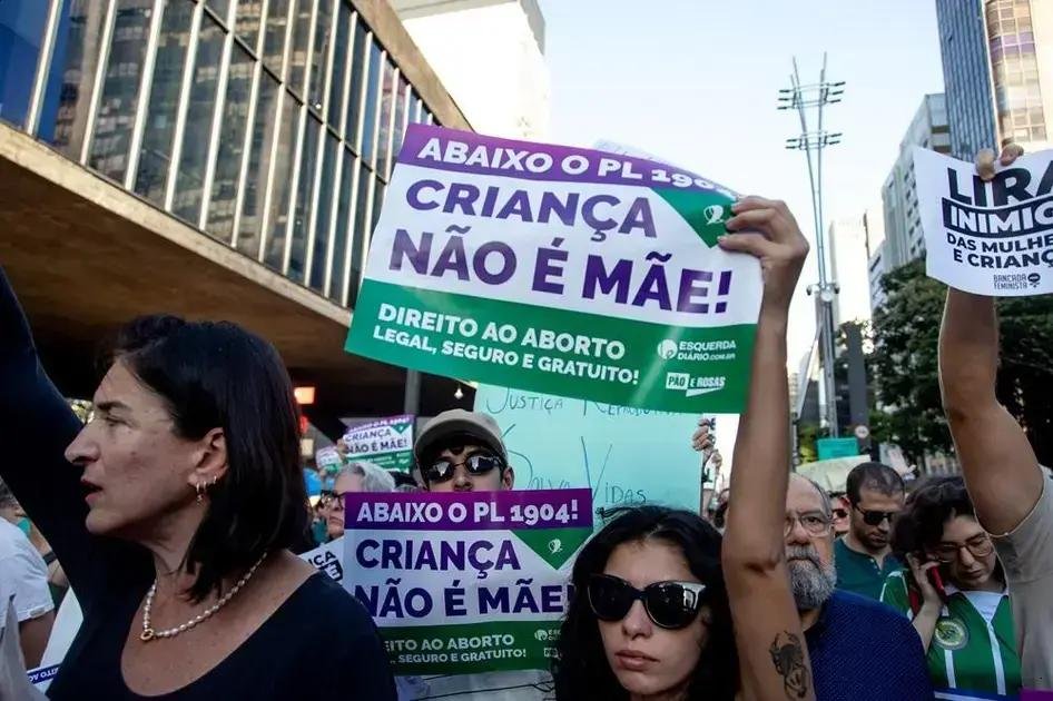 Câmara dos Deputados aprova suspensão de direito ao aborto legal para vítimas de violência