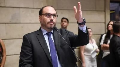 Carlos Bolsonaro critica prisão do pai e revela novo cenário político