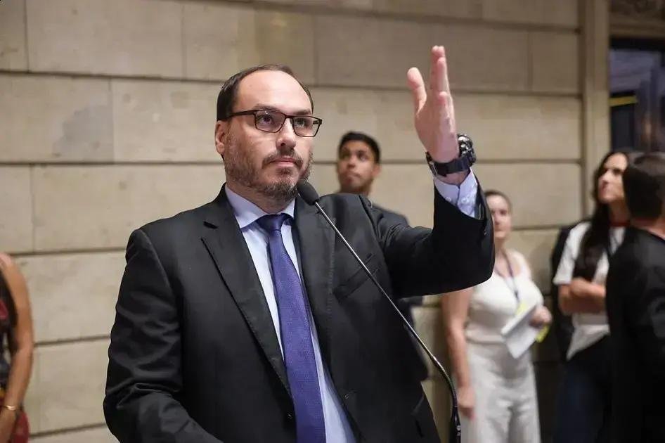 Carlos Bolsonaro critica prisão do pai e revela novo cenário político