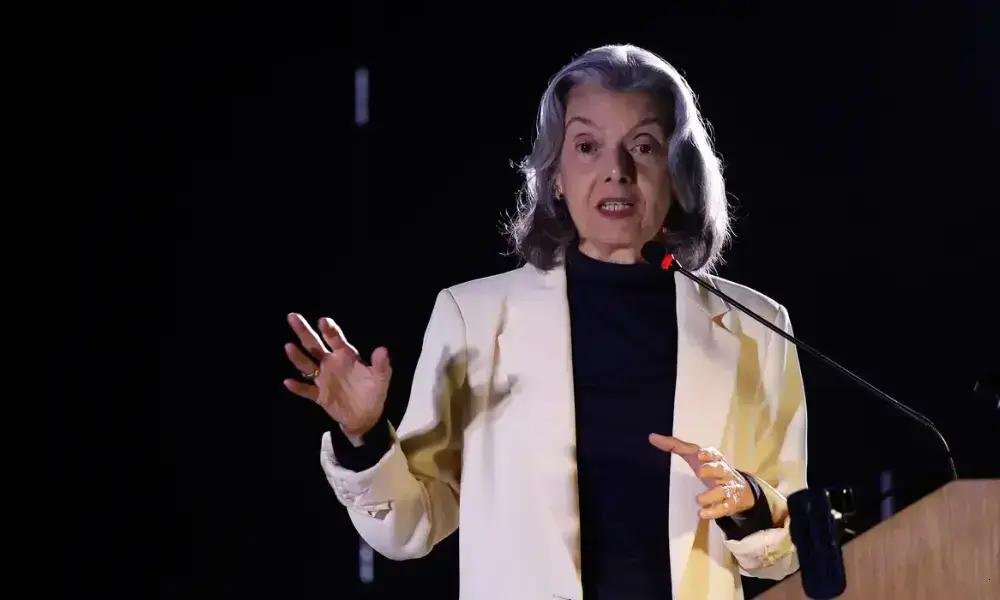 Carmén Lúcia destaca a importância da luta diária pela democracia