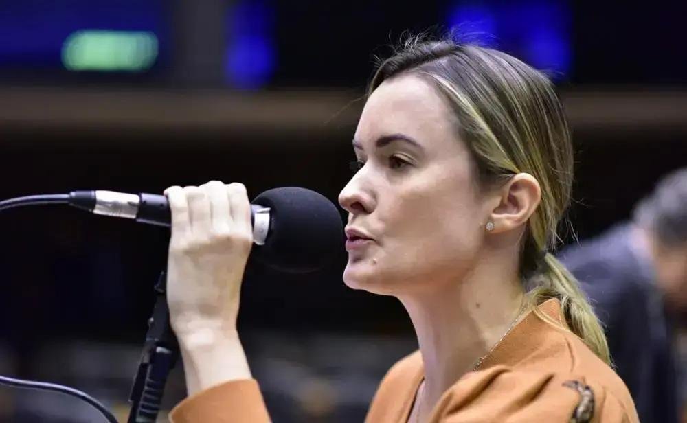 Deputada critica Galinha Pintadinha por suposta ideologia de esquerda