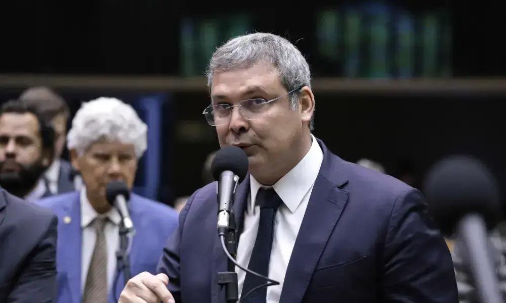 Lindbergh Farias pede adiamento da votação do projeto antifacção