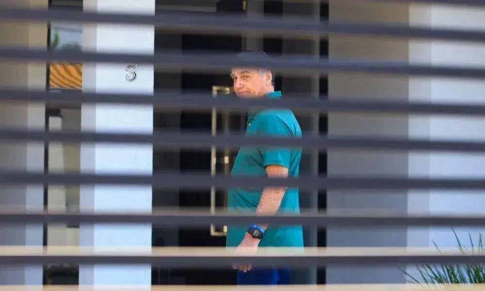 Ministro do STF autoriza visita de políticos a Jair Bolsonaro em prisão domiciliar