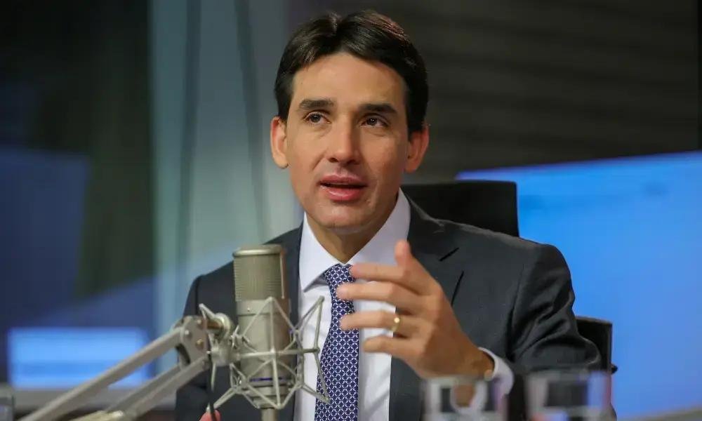 Ministro Silvio Costa Filho se posiciona contra taxa de bagagem em voos nacionais