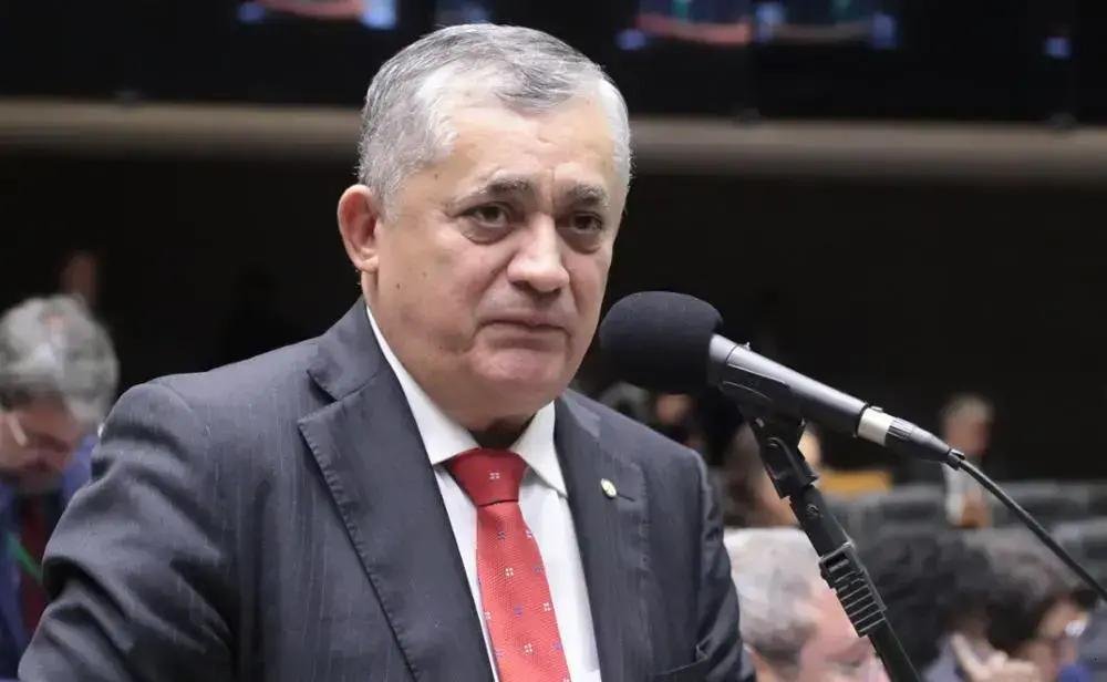 Ruptura entre Hugo Motta e Lindbergh Farias: O que está em jogo?