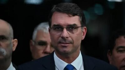 STF mantém condenação de Jair Bolsonaro: Reação e declarações de Flávio Bolsonaro