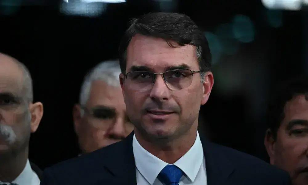 STF mantém condenação de Jair Bolsonaro: Reação e declarações de Flávio Bolsonaro